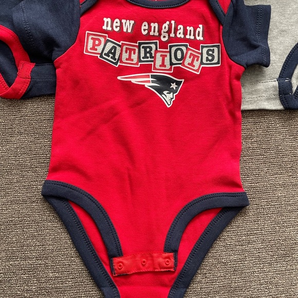 New! New England Patriots￼ Baby 0-3 Months NFL One Piece Outfit 3 Sets NWT ! - Picture 4 of 7